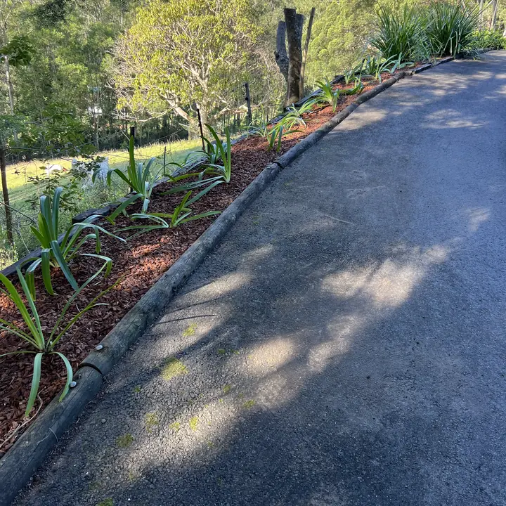 Driveway beds finished with fresh mulch, Sunshine Coast hinterland